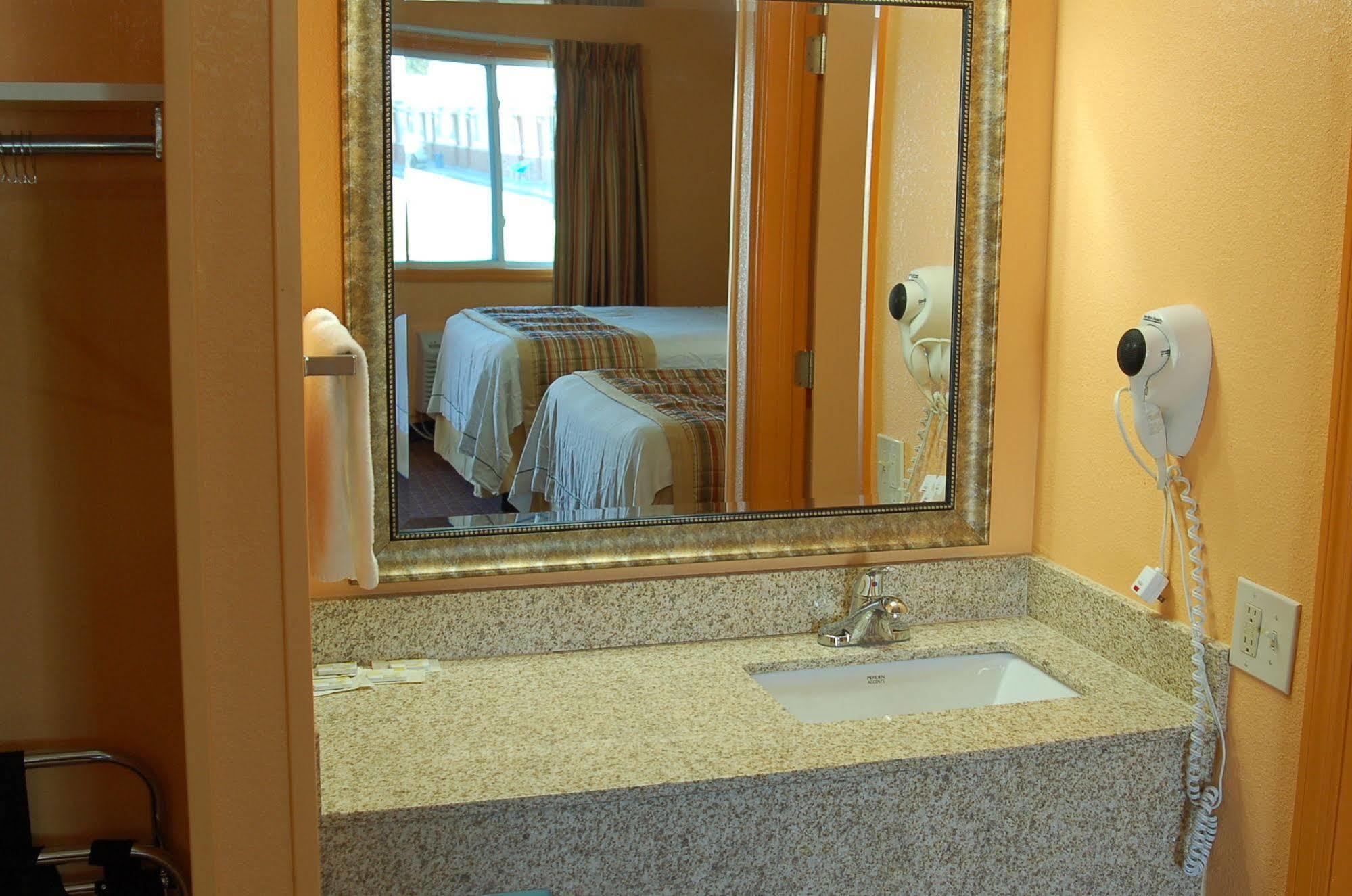Blue Sky Inn Glens Falls-Saratoga-Lake George Extérieur photo